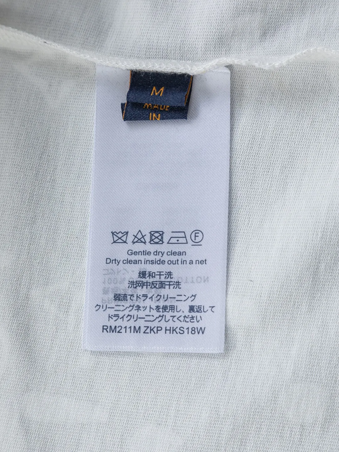 🅿️200 Louis Vuitton 1V LV lv slightly wide version S-XL LV 26ss new products are available at counters simultaneously. Multiple craftsmanship. Gold thread jacquard checkerboard letters on the chest🪡 embroidery. Round neck short-sleeved T-shirt, same style for men and women! Consigned to one-to-one creation. Synchronized with the official website, pure cotton fabrics at the counter! It is close to the skin and comfortable, durable and easy to wear. It has a classic and simple logo design and meticulous original craftsmanship. Short-sleeves, a must-have item for men, do not appear to be the same for the general public, but must be unique and eye-catching. This LV short-sleeve is all about quality, comfort, the same shape and fashion as always, including fabrics and cutting techniques. All of them have been made with great effort! 320 grams of washed pure cotton fabric, pure cotton is breathable, very refreshing and comfortable for daily wear. The rib knitting on the neckline is smooth and tight, and the neckline will not be skewed if you toss it at will. The loose version, you will find that it looks really good on the upper body. The overall is minimalist and neat, super versatile for daily use! Pair it casually with a pair of pants for a youthful look. A T-shirt will make your outfit crazy. It is a fashionable item that can never go wrong! Color: Black White Size: S-XL Size chart: S: Shoulder width 50-Bust 56-Length 70 M: Shoulder width 52-Bust 57-Length 72 L: Shoulder width 54-Bust 59-Length 74 XL: Shoulder width 56-Bust 62-Length 76